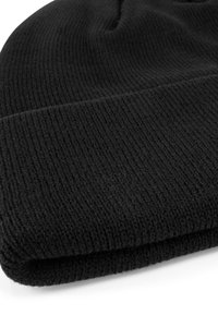 Mustast kootud beanie müts koos volditud ääriga. Valmistatud tekstuuriga kangast, millel on soonikuline muster soojuse ja sobivuse tagamiseks. Pehme ja paindlik.