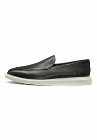 Chaussures noires en cuir à enfiler avec une texture lisse, dotées d'un bout arrondi et d'une semelle en caoutchouc blanche contrastante. Design minimaliste sans visuel matériel.