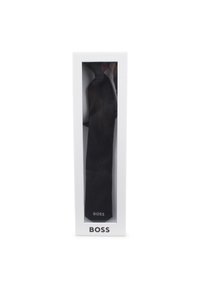 Schwarze Seidenkrawatte in einer klaren Box mit weißem Boden. Verfügt über eine subtile Textur und ein geprägtes "BOSS"-Logo nahe der Spitze.