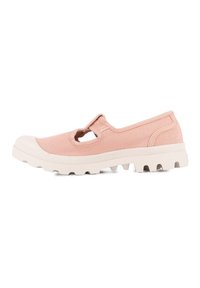 Chaussure slip-on en toile rose avec des découpes. Semelle en caoutchouc blanc avec une texture antidérapante et des motifs en relief. Design minimaliste, sans embellissements.