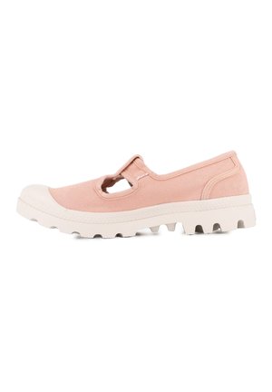 Chaussure slip-on en toile rose avec des découpes. Semelle en caoutchouc blanc avec une texture antidérapante et des motifs en relief. Design minimaliste, sans embellissements.