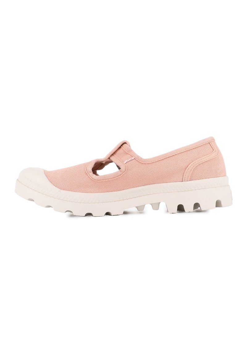 Chaussure slip-on en toile rose avec des découpes. Semelle en caoutchouc blanc avec une texture antidérapante et des motifs en relief. Design minimaliste, sans embellissements.