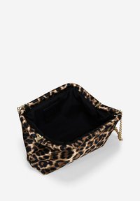 Bolso de estampado de leopardo con una correa de cadena dorada, exterior de tela suave, interior negro, forma rectangular y cierre con cremallera.