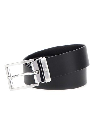 Cintura in pelle nera con fibbia rettangolare di colore argento, texture liscia e design ampio, etichettata con "GUESS" sull'hardware.