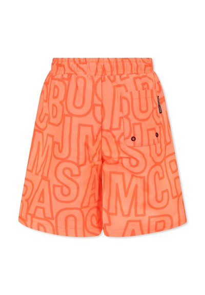Oranje zwembroek met grote contrasterende tekstpatronen. Beschikt over een elastische tailleband en een zijzak met twee zwarte drukknoopsluitingen. Lichtgewicht materiaal.