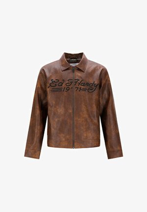 Giacca di pelle marrone con zip frontale, caratterizzata da un ampio testo in corsivo nero "Ed Hardy 1971" sul petto, e un colletto.