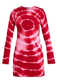 Vestido de manga larga con estampado de tie-dye que presenta patrones circulares en rojo y rosa, hecho de suave tela de algodón con cuello redondo y corte ajustado.