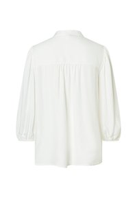Weiße Bluse mit hohem Kragen, langen Puffärmeln und Raffung entlang des Rückens. Glatte Textur mit lockerer Passform.