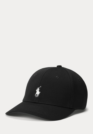 Casquette de baseball noire avec logo joueur de polo brodé blanc à l'avant, affichée sur un fond gris clair uni.