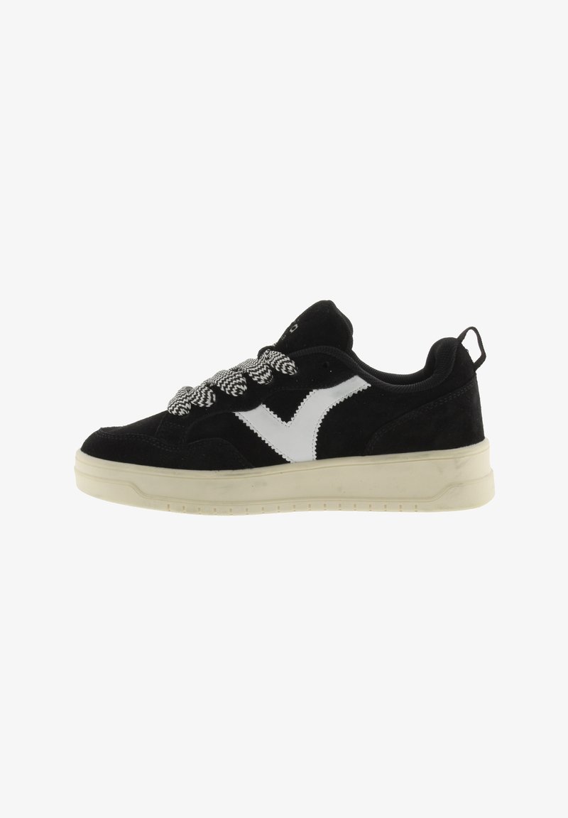 Zapatilla de ante negra con detalle de logo blanco, cordones texturizados en negro y blanco, y suela de goma beige.