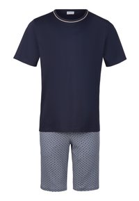 T-shirt a maniche corte blu navy con collo a contrasto, abbinato a pantaloni shorts con un motivo geometrico in blu e bianco.