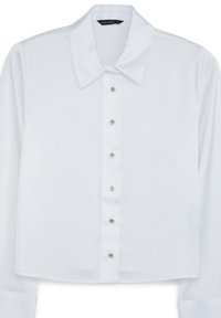Camicia bianca a maniche lunghe con colletto classico, dotata di una chiusura frontale con bottoni metallici e una texture di tessuto liscia e lucida.