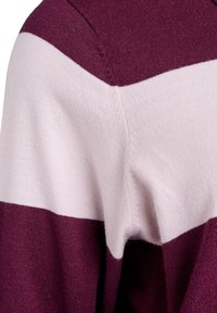 Suéter de punto a rayas burdeos y rosa claro, con una textura suave y bloques de color definidos en los hombros y las mangas.