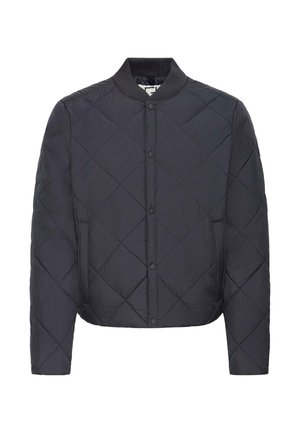 Kvadruoto rašto juodas bomberis su įsiūtu apykakle, priekiniais užsegimais su snapeliais ir įstrižais siūlais. Su šoninėmis kišenėmis ir lygia tekstūra.