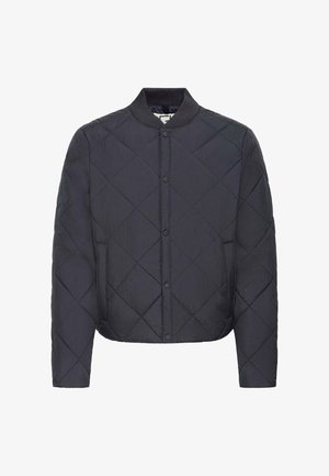 Quiltet svart bomberjakke med ribbet krage, frontknapper og diagonalt sømdesign. Har sidelommer og en jevn tekstur.