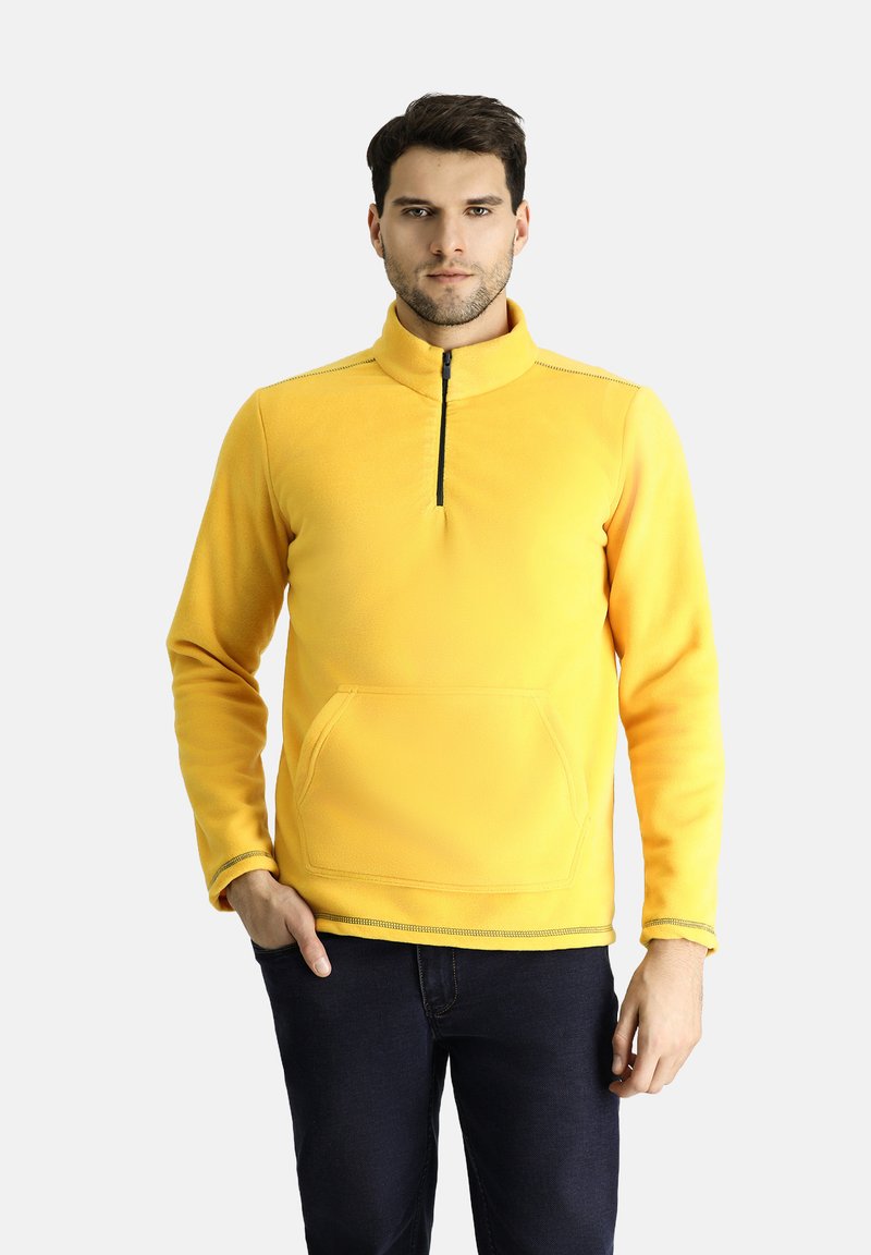 Sudadera de forro polar amarilla con cuello alto, cierre de media cremallera en la parte delantera y un bolsillo frontal. Presenta costuras en contraste y mangas largas.