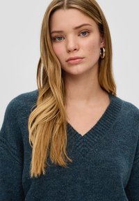 QS MIT V-AUSSCHNITT - Strickpullover - petrol