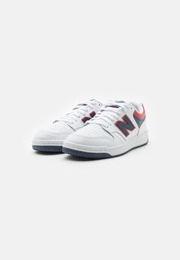 New Balance Kosárlabdacipők - white natural/indigo