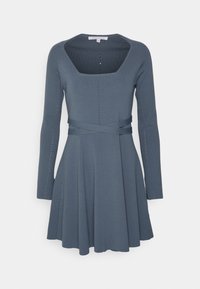 Pletené šaty v barvě břidlicově modré, s hranatým výstřihem, dlouhými rukávy, rozšířenou sukní a dekorativními bočními švy s vertikálními akcenty.