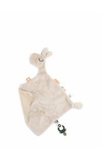 Manta de bebé de suave felpa color beige con forma de jirafa dormilona, con varias etiquetas de tela de colores y un chupete verde adjunto.