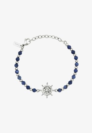 Srebrna bransoletka z okrągłymi niebieskimi koralikami i centralną zawieszką w kształcie koła sterowego statku, łącząca metaliczne i kamienne faktury w morskim designie.