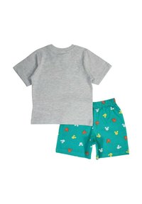 Tenue pour enfants avec un t-shirt gris à manches courtes et un short turquoise présentant un motif de silhouettes colorées de Mickey Mouse.