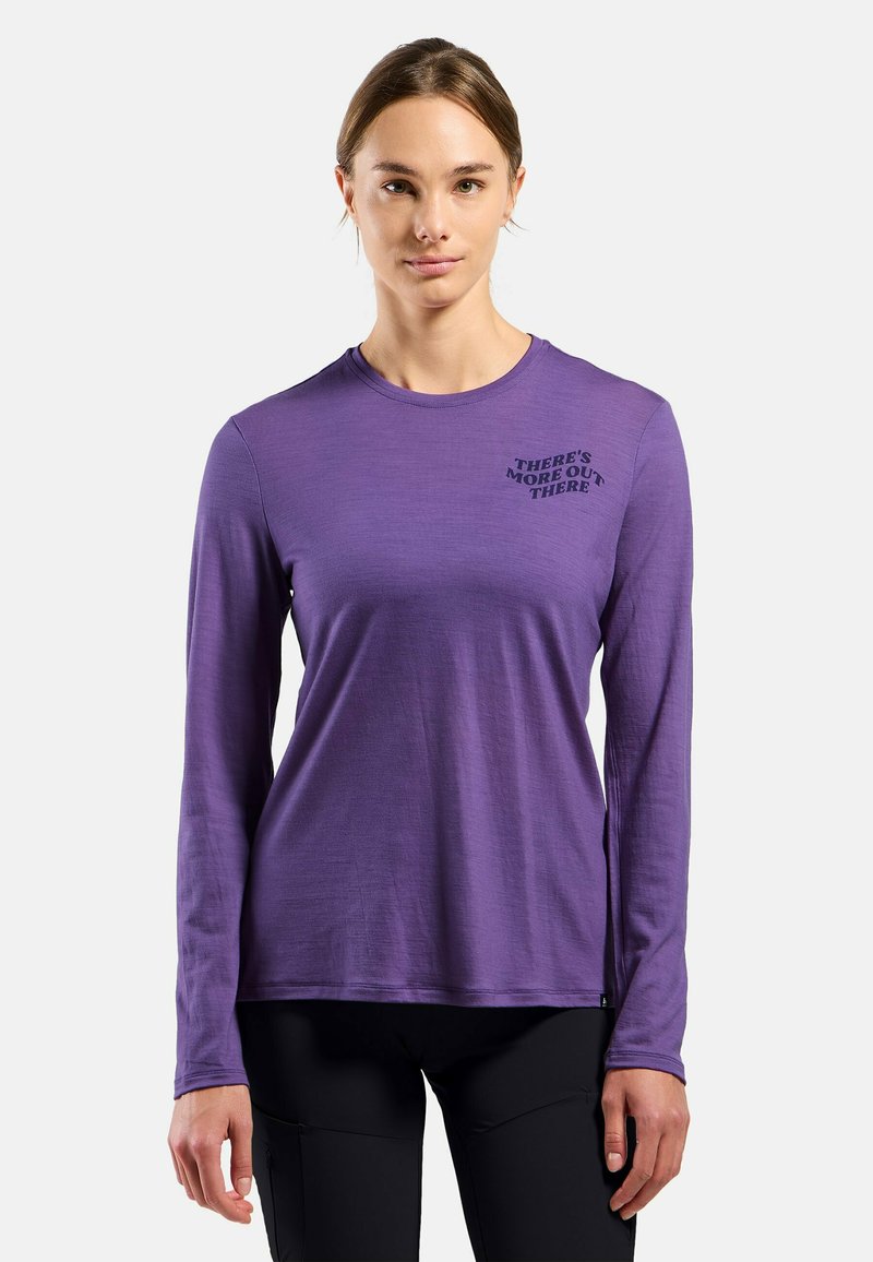 Lila Langarmshirt aus leichtem Stoff mit Rundhalsausschnitt und bedrucktem Spruch auf der Brust. Glatte Textur, lockere Passform.