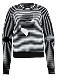 Maglione a righe bianche e nere con grafica di una figura in silhouette. Collo e orlo a coste, con maniche lunghe.