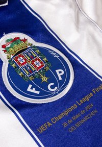 FC Porto geborduurd logo in blauw en wit, met een kroon en schild ontwerp, met gouden tekst die UEFA Champions League Finale 2004 aangeeft.