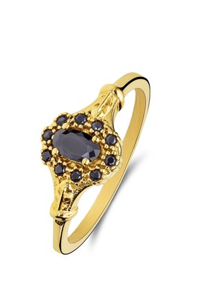 Guldring med en oval sort ædelsten i midten, omgivet af mindre runde sorte sten i en udsmykket fatning.