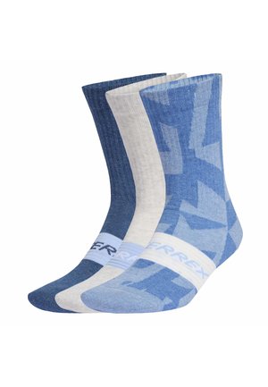 Drie paar crewsokken in blauwe en witte tinten, waarvan één met geometrische patronen, en allemaal voorzien van een witte band met merktekst.