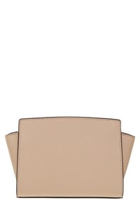 Borsa in pelle beige con un design strutturato, dotata di un fondo piatto e accenti laterali triangolari. Cuciture nere delineano i bordi.