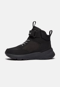 Sort høj sneaker med mesh-paneler, grå snørebånd, velcrolukke og trækflapper på polstret krave og hæl.