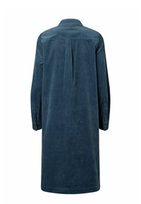 Tmavomodré šaty z kordurovej látky s dlhými rukávmi, zapínaním na gombíky na manžetách a záhybom na chrbte. Hladká textúra a dĺžka po kolená.