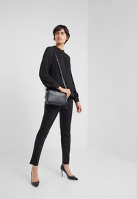 MICHAEL Michael Kors JET CAMERA - Rankinė per petį - black