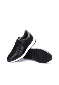 Des baskets en cuir noir présentent une semelle intermédiaire blanche, un bout rond et des lacets ton sur ton. Des accents texturés et une semelle extérieure à motifs offrent une meilleure adhérence.