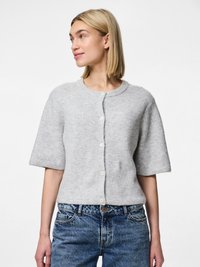 Grå strikket cardigan med korte ermer, rund hals og knapper foran. Har en ribbet tekstur og en tettsittende design. Kombinert med blå jeans.