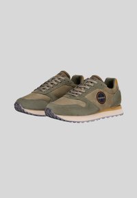 Sneakers verde in suede con suola in gomma, accenti beige, dettaglio rotondo del logo e lacci piatti. Progettati per un uso casual con una finitura testurizzata.