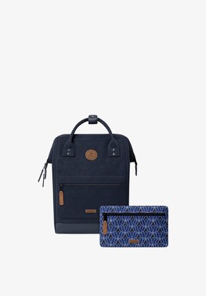 Marineblaues Backpack aus strukturiertem Synthetikmaterial, ausgestattet mit einem oberen Tragegriff, einer vorderen Reißverschlusstasche und einem gemusterten, passenden Reißverschlussbeutel.