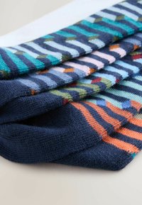 Mehrfarbige Socken mit horizontalen Streifen in Marineblau, Türkis, Pink und Orange. Weiche Strickstruktur mit kontrastierenden Akzentfarben.