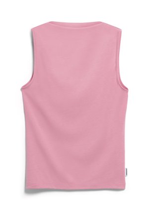 Mouwloos roze tanktop met een ronde halslijn, gezien van achteren, met een klein wit label aan de zijnaad.