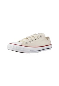 Beige Canvas Sneaker im Low-Top-Design mit weißer Gummisohle, roten und blauen Streifen sowie weißen Schnürsenkeln, aus der vorderen linken Perspektive betrachtet.