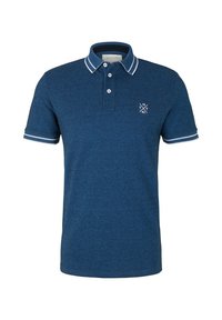 Sininen puuvillainen poolopaita, jossa on rakenteinen kangas, valkoinen kaulus kontrastivärisillä raidoilla ja pieni logo rinnassa.