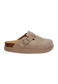 Zoccolo in suede beige con punta rotonda, dettaglio di fibbia regolabile e accentuazione in sughero marrone a contrasto sul tallone. Superiori morbidi e texturizzati.