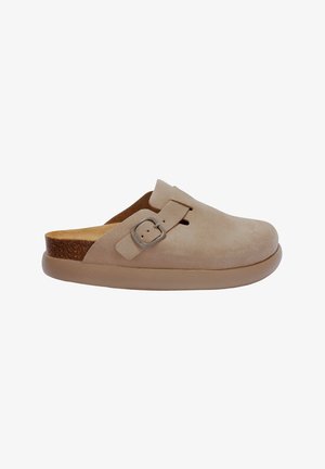 Zoccolo in suede beige con punta rotonda, dettaglio di fibbia regolabile e accentuazione in sughero marrone a contrasto sul tallone. Superiori morbidi e texturizzati.