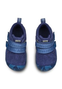 Chaussures pour enfants bleues avec une tige en tissu texturé, des sangles Velcro et des accents décoratifs. Dotées d'une semelle en caoutchouc à motifs pour une traction optimale.