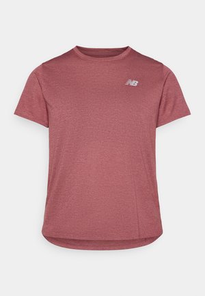 T-shirt rouge à manches courtes en tissu respirant. Présente un col rond et un logo sur le côté supérieur gauche. Texture lisse et légère.