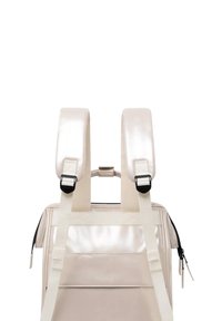 Rucksack mit glänzender hellbeiger Außenseite, verstellbaren gepolsterten Trägern, einem oberen Griff und einem seitlichen Reißverschluss. Sanfte Textur mit minimalistischem Design.
