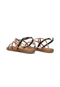 Bruine en zwarte bandjes sandalen met meerkleurige accenten. Flatte vrij, open teen ontwerp, plastic banden in beige, oranje en zwart.