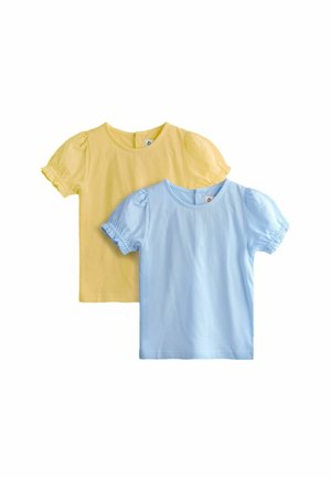 Deux chemises pour enfants à manches courtes en jaune pastel et bleu avec des manches bouffantes et des encolures rondes sur un fond blanc.